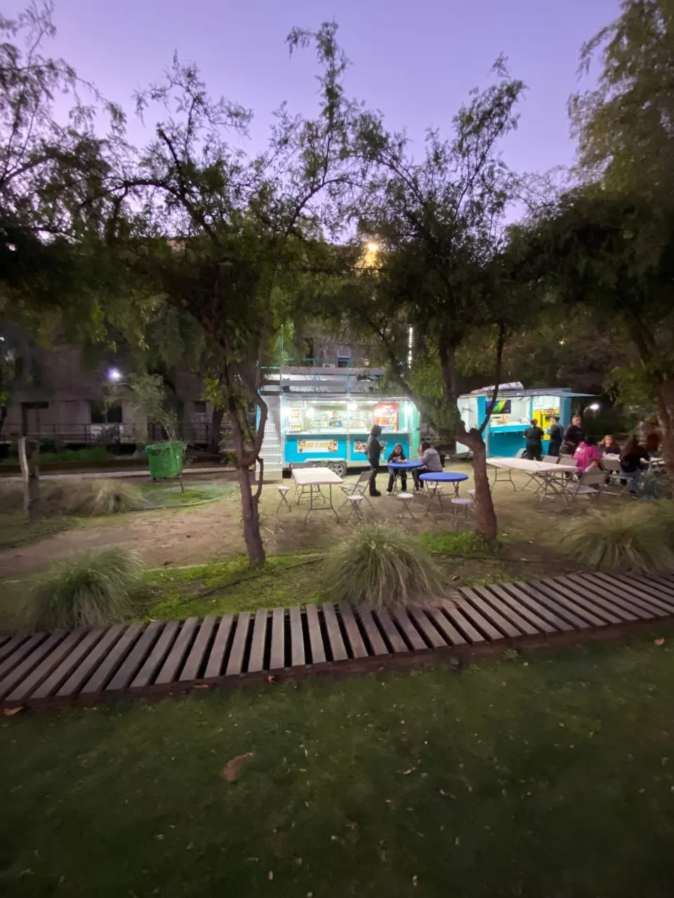 Ambiente en las mesas del carro al atardecer, con el cielo violeta